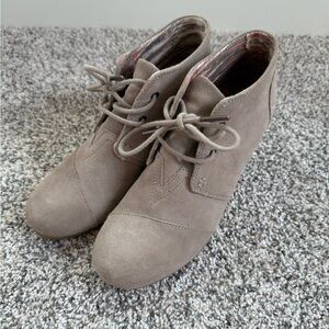 TOMS Women's Black Suede Desert Wedges